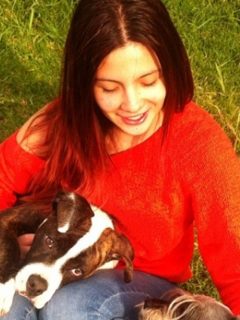 Valentina Arbeláez con sus perros, ilustra nota sobre confusión que hubo por su muerte; algunos pensaron que la fallecida era una exreina.