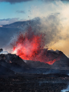 Erupción de volcán, ilustra nota de fotos de striptease de guía turístico durante erupción de un volcán