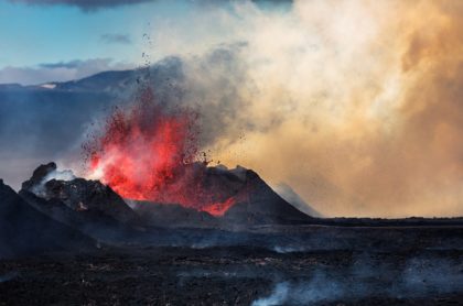 Erupción de volcán, ilustra nota de fotos de striptease de guía turístico durante erupción de un volcán