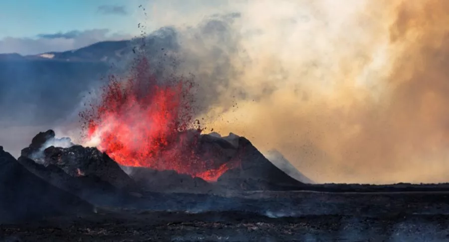 Erupción de volcán, ilustra nota de fotos de striptease de guía turístico durante erupción de un volcán