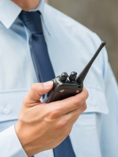 Vigilante en Cali ahuyento a dos ladrones.