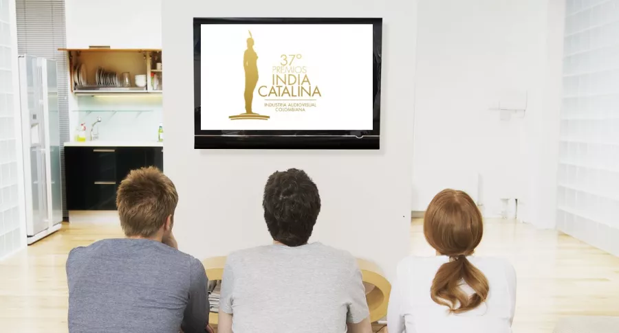 Personas viendo televisión ilustran nota sobre dónde, hora, canales y cómo ver online los Premios India Catalina hoy.