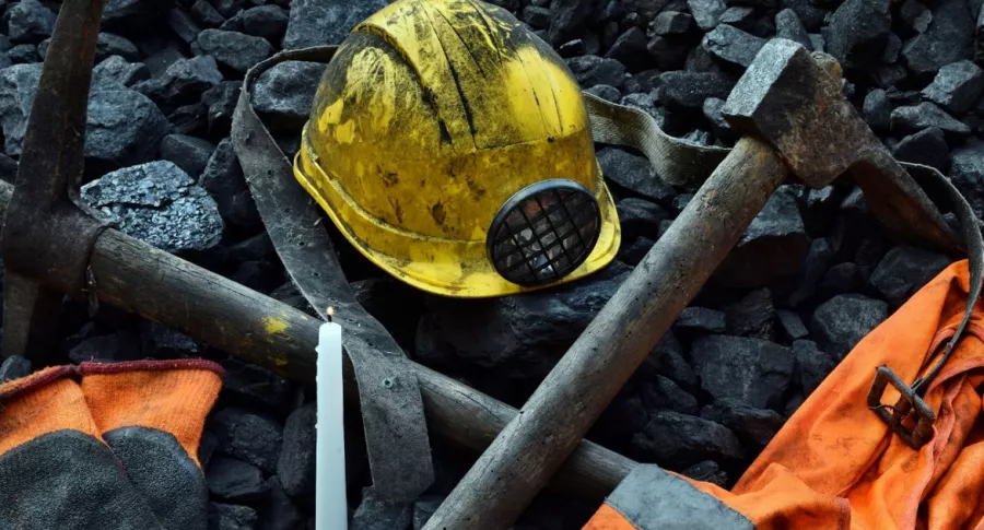 Mineros luchan por salir de socavón a punto de derrumbarse
