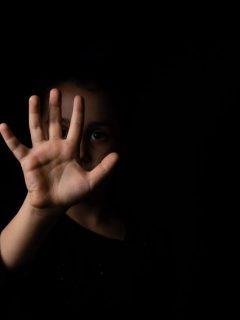Imagen de una niña, que ilustra caso de mujer que se grabó abusando de su hija en Manizales