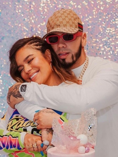 Karol G y Anuel, celebrando el cumpleaños de la cantante, a propósito del video en que aparecen juntos