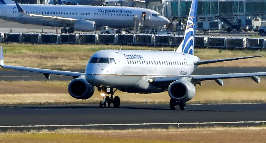 Panamá cierra puertas a quienes procedan de Suramérica debido a cepa brasileña. Imagen de referencia de un avión aterrizando.