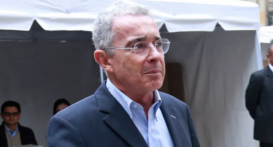 El expresidente Álvaro Uribe ilustra nota sobre columna de Daniel Coronell que habla sobre testigos a favor de él y la relación de ellos con la Oficina de Envigado