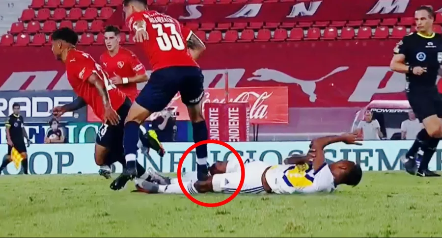 Sebastián Villa casi termina con rodilla rota en Independiente-Boca Juniors. Imagen de la agresión.