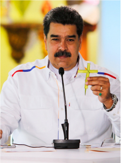 Montaje con fotos del presidente de Colombia, Iván Duque, durante una rueda de prensa en Bogotá, el 6 de marzo de 2020, y el presidente de Venezuela, Nicolás Maduro, durante un acto de Gobierno en Caracas, el 28 de marzo de 2021, donde acusó a Duque de buscar una confrontación militar entre Colombia y Venezuela.
