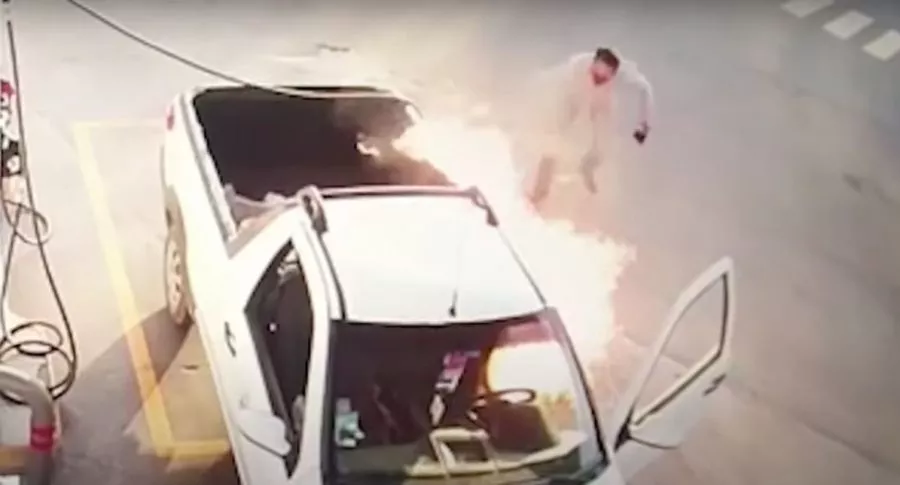 Captura de pantalla de video de hombre en México que provocó  incendio y quema su propio carro al usar celular en gasolinera 