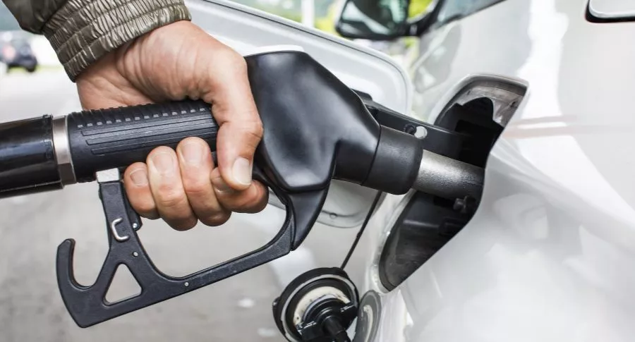 Imagen de persona tinqueando con gasolina ilustra nota sobre posible incremento del precio de ese combustible, por la reforma tributaria