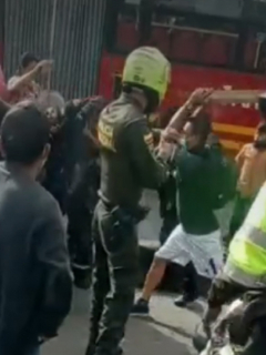 Imagen del momento en que indígenas golpearon a motociclista que atropelló a un niño, en Bogotá