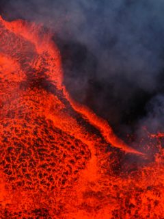 Volcán en erupción, ilustra nota de video viral de dron que capta espectacular toma de volcán en erupción hasta quemarse