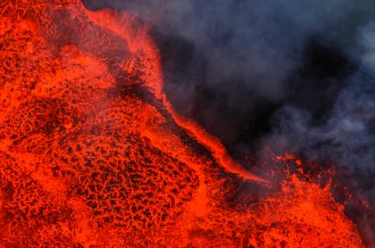 Volcán en erupción, ilustra nota de video viral de dron que capta espectacular toma de volcán en erupción hasta quemarse