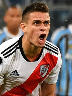 Rafael Santos Borré se podría echar para atrás luego de darle su "sí" a Gremio. Imagen del delantero colombiano de River Plate.