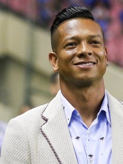 Fredy Guarín en homenaje por su juego número 100 en China, ilustra nota sobre herencia que quiere dejarle a Jacobo, su hijo con Sara Uribe, y tiene que ver con Millonarios.