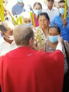 Captura de pantalla de video de sacerdote en Honduras que critica el tapabocas y se lo quita a feligreses