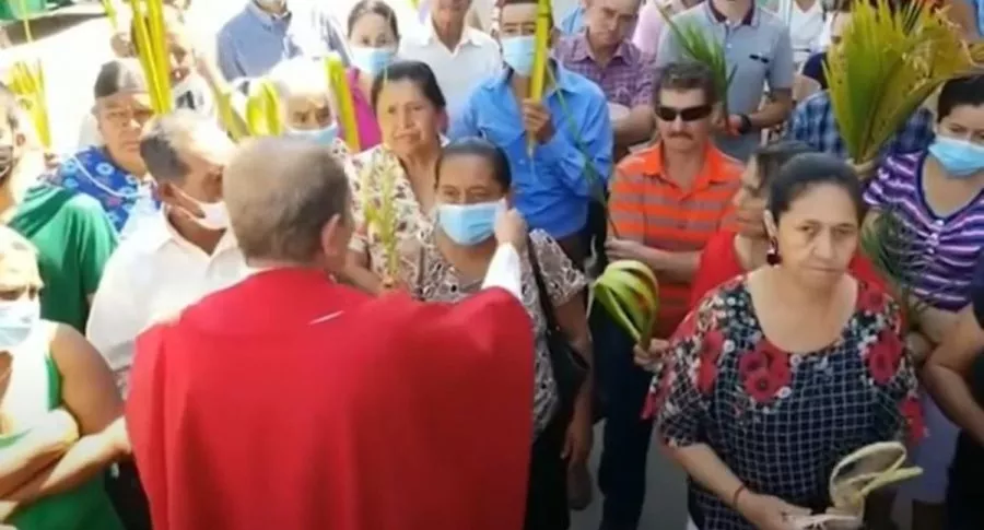 Captura de pantalla de video de sacerdote en Honduras que critica el tapabocas y se lo quita a feligreses