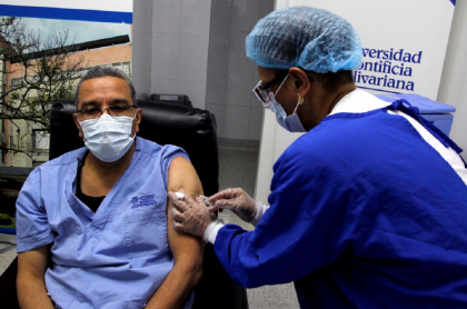 Las primeras vacunas de AstraZeneca que recibió Colombia se destinarán a personal de la salud.
