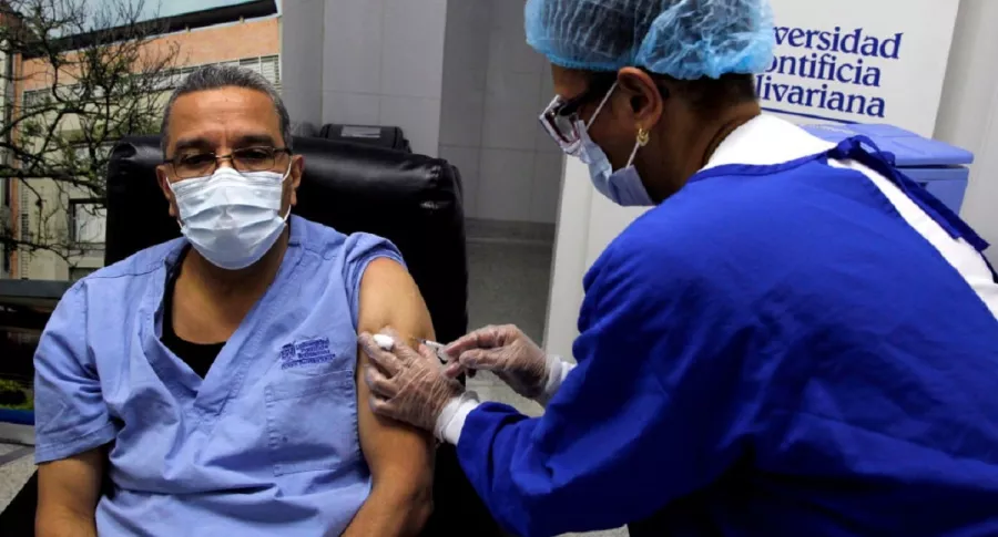 Las primeras vacunas de AstraZeneca que recibió Colombia se destinarán a personal de la salud.