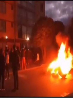 Imágenes de la protesta, con quema de llantas, de comunidad que rechaza asesinato de un líder comunal en Usaquén, norte de Bogotá