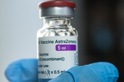 La vacuna de AstraZeneca sigue generando dudas en algunos expertos. Esta vez fue en Canadá.
