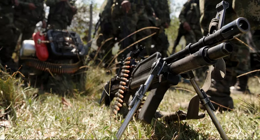 Arma y soldados del Ejército ilustran nota sobre civiles que quedaron en medio de un combate contra disidencias de las Farc, en Cauca