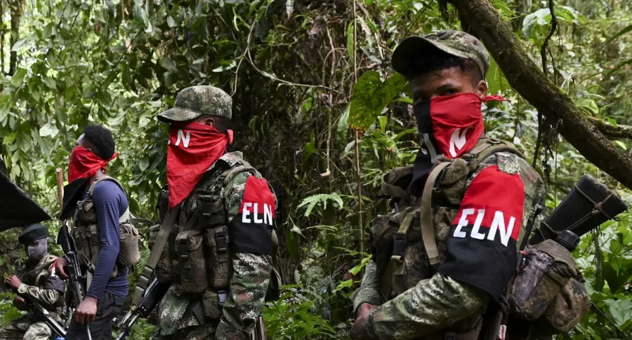Imagen de guerrilleros del Eln que ilustra nota; dos jóvenes heridos en ataque del Eln contra transporte en Valdivia, Antioquia