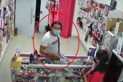 Imagen del hombre que robó juguete sexual “de grueso calibre” en una tienda, en Ibagué