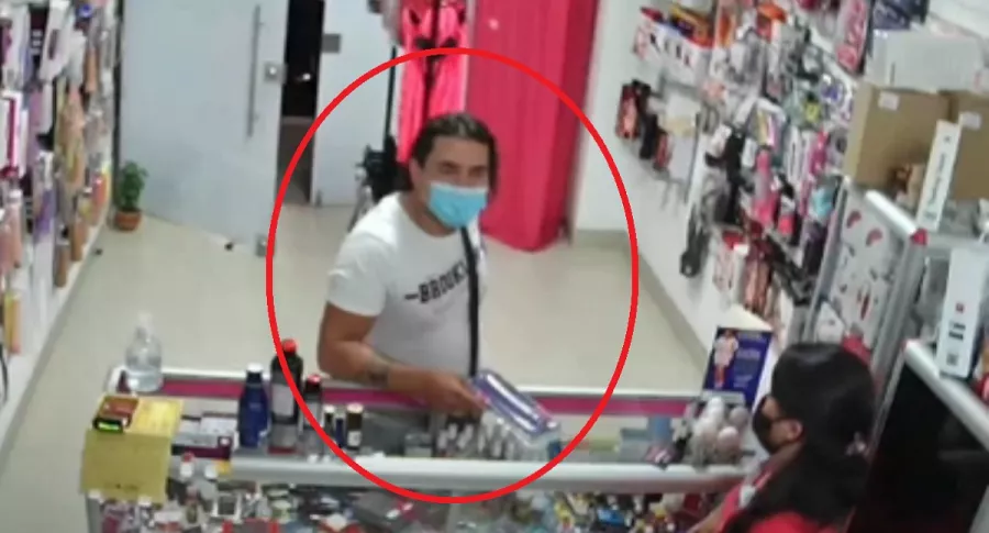 Imagen del hombre que robó juguete sexual “de grueso calibre” en una tienda, en Ibagué