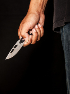 Hombre empuña navaja, ilustra nota de hombre que descubrió una hoja de cuchillo dentro de su cuerpo, 14 meses después de ser apuñalado