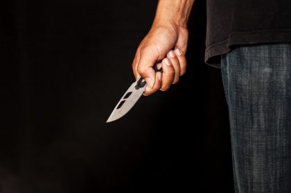 Hombre empuña navaja, ilustra nota de hombre que descubrió una hoja de cuchillo dentro de su cuerpo, 14 meses después de ser apuñalado