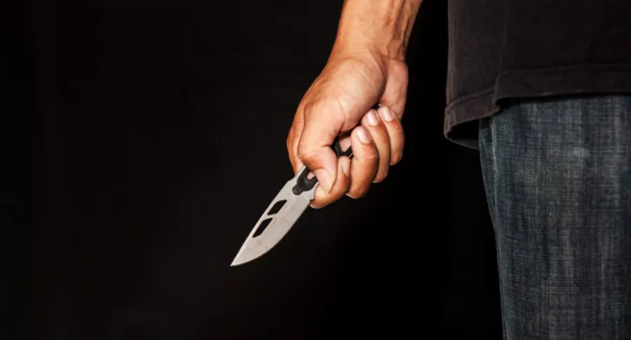 Hombre empuña navaja, ilustra nota de hombre que descubrió una hoja de cuchillo dentro de su cuerpo, 14 meses después de ser apuñalado