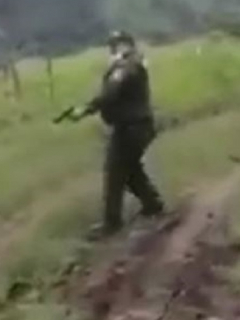 Policía disparándole a campesino que lo amenazó con machete en medio de pelea por desalojo de ganado