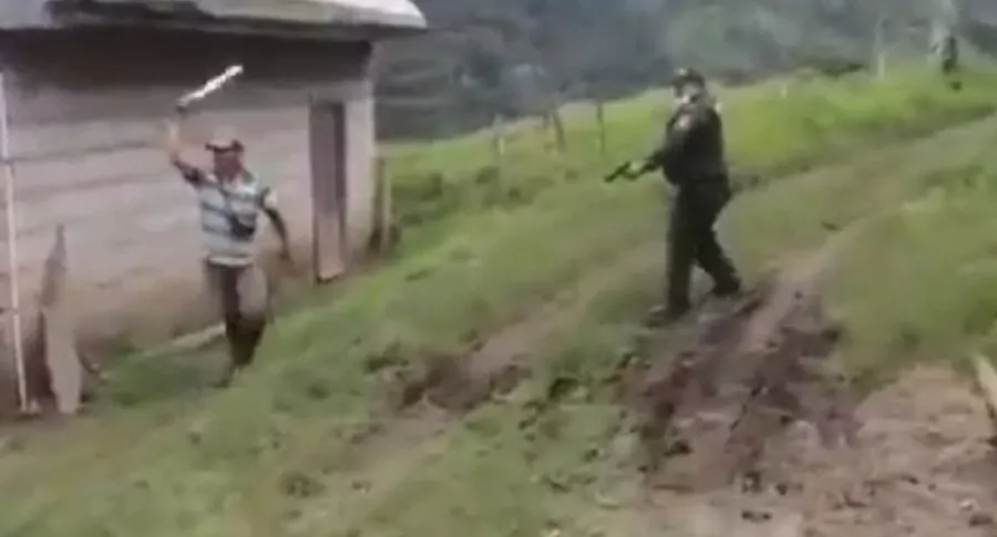 Policía disparándole a campesino que lo amenazó con machete en medio de pelea por desalojo de ganado