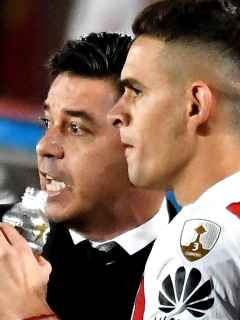 Marcelo 'Muñeco' Gallardo, tratado de entrometido por entorpecer fichaje de Rafael Santos Borré. Imagen de referencia del técnico y el jugador.