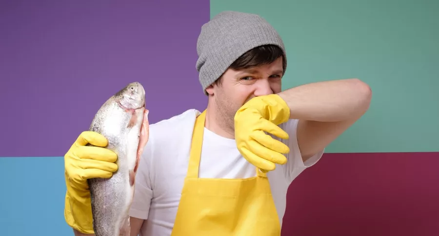 Imagen de hombre sosteniendo un pescado que ilustra nota; ¿Qué alimentos vegetarianos comer en Semana Santa en vez de pescado?