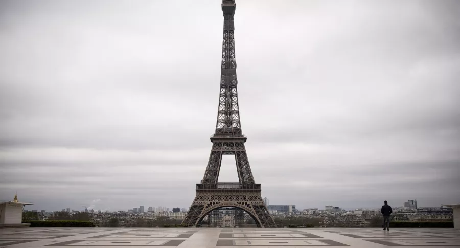 Torre Eiffel en París, Francia, país que vuelve a cuarentena por un mes