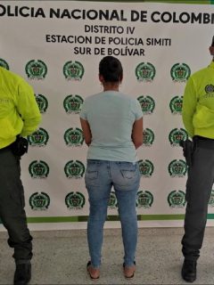 Foto de la captura de mujer acusada de explotación sexual de menores, en Barrancabermeja
