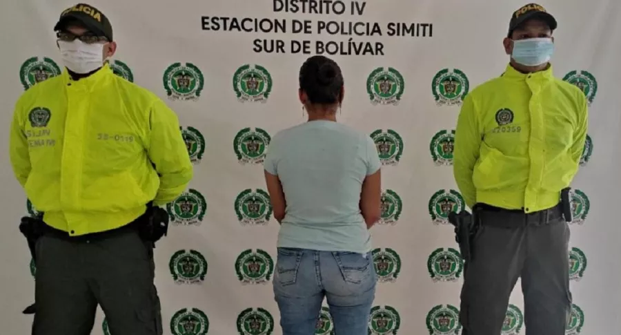 Foto de la captura de mujer acusada de explotación sexual de menores, en Barrancabermeja