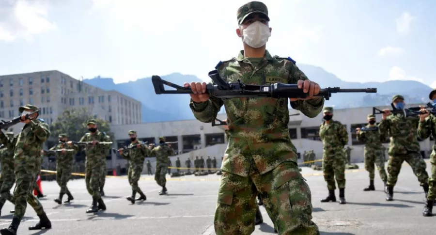Imagen del entrenamiento de soldados, en Bogotá, que ilustra denuncia contra una teniente del Ejército