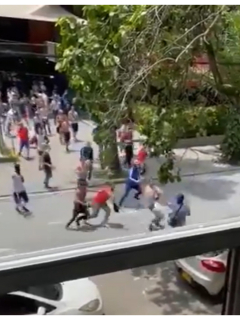 Hinchas de Millonarios pelean al frente del hotel de concentración en Cali.
