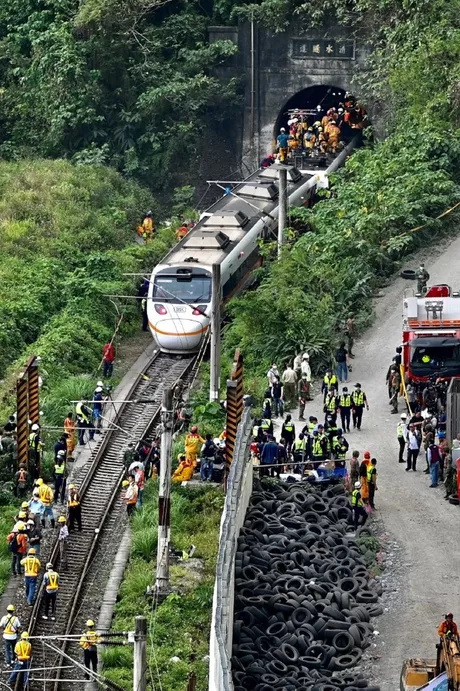 Según la Agencia Ferroviaria de Taiwán, 146 pasajeros fueron llevados al hospital y 51 personas murieron / AFP.
