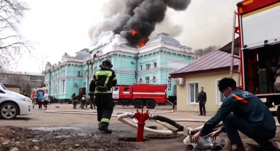 Rusos hacen cirugía de corazón abierto en medio de incendio