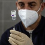 Países Bajos suspenden vacuna de AstraZeneca en menores de 60 años, tras muerte de mujer