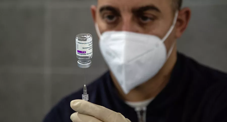 Holanda suspende vacuna de AstraZeneca en menores de 60 años