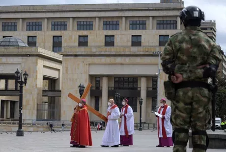 El arzobispo dijo que la cruz se debe llevar "en medio del realismo y de la dureza de la vida" / AFP.
