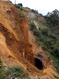 Cierran sector de La Línea por caída de rocas.