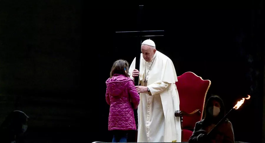 Papa Francisco hizo el viacrucis de Viernes Santo con niños en El Vaticano