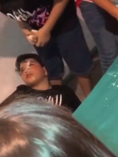 Niño simuló desmayarse y su mamá le pegó unas palmadas.